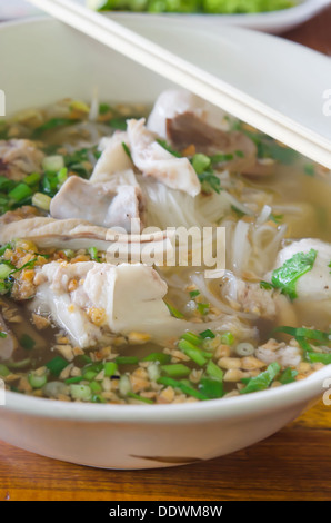 Pho Bo, vietnamesisches Essen Reis Nudelsuppe mit Fleisch und Gemüse Stockfoto