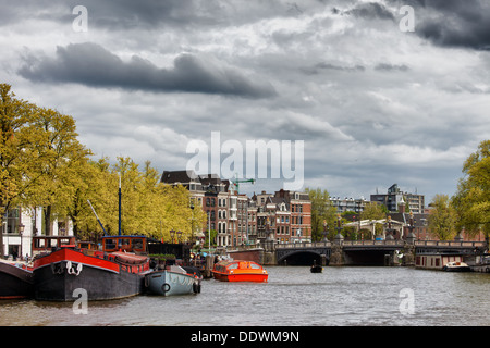 Stadt Amsterdam Stadtbild durch den Fluss Amstel in Niederlanden, Provinz Nordholland. Stockfoto