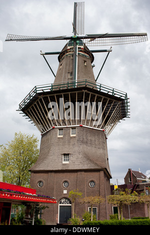 De Gooyer Windmühle in Amsterdam, Holland, Niederlande, Wahrzeichen der Stadt aus dem Jahr 1725. Stockfoto