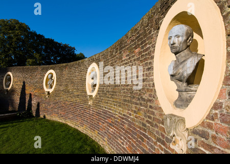 Linie der dekorativen ornamentalen Büste / Büsten / Statue / Statuen auf dem Display in den Vorgarten Wand / Wände der Ham House Surrey UK Stockfoto