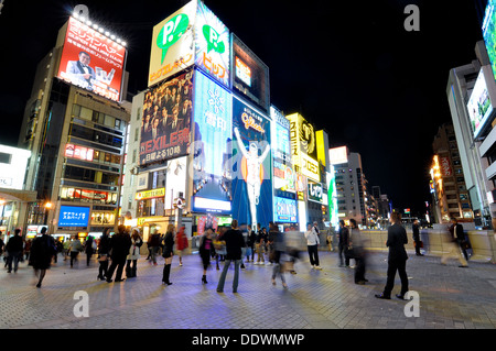 Nächtliche Szene in der Unterhaltung Bezirk von Namba in Osaka, Japan. Stockfoto