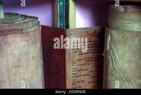 Alten handschriftlichen Torarollen aus dem Jemen Stockfoto