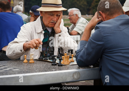 Ältere Männer spielen Schach außerhalb. Krakau, Polen. Stockfoto