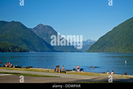 Menschen, die genießen schöne Alouette See, Strand und Berge in British Columbia, Kanada. Golden Ears Provincial Park. Stockfoto
