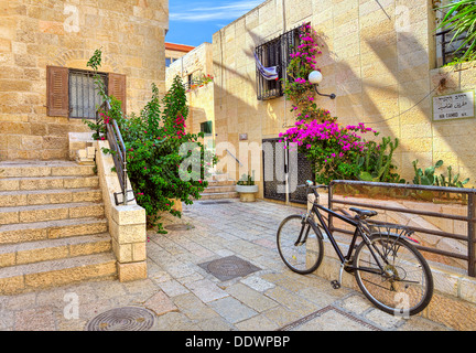 Fahrrad auf schmalen Straße unter typischen stoned Häuser des jüdischen Viertels in alte Stadt von Jerusalem, Israel. Stockfoto