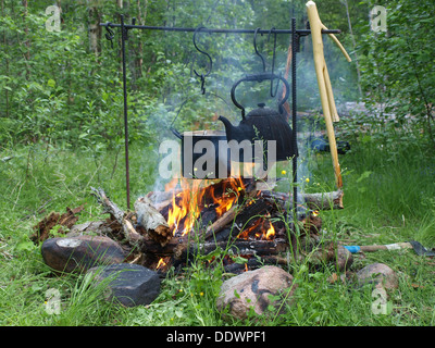 Teekanne und Kessel auf dem Feuer im Sommer Stockfoto