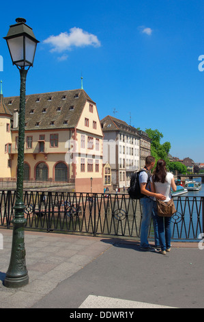 Straßburg, zu zweit am Pont Corbeau, UNESCO-Weltkulturerbe, Elsass, Bas-Rhin, Frankreich, Europa Stockfoto