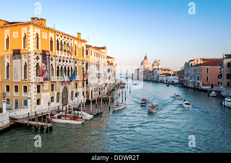 Europa, Italien, Veneto, Venedig. Der Canal Grande von der Brücke der Wissenschaft und unsere Liebe Frau von der Salute. Stockfoto