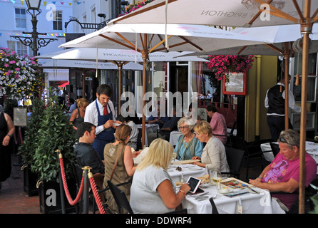 Kellner, Dienst am Kunden auf Englisch Meeresfrüchte und Austern-Bar Restaurant im freien Stil außerhalb in The Lanes Gegend von Brighton UK Stockfoto