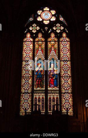 Ein Glasfenster in der Basilika Saint-Epvre, Nancy, Frankreich. Stockfoto