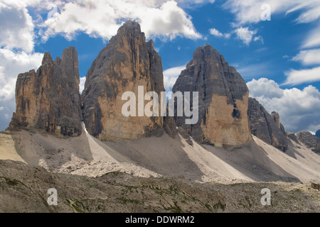 Die Nordwand der Tre Cime di Lavaredo (Drei Zinnen) (2999 m), Dolomiten von Sexten, Italien. Stockfoto