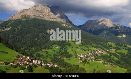 Bergige Landschaft mit den Ortschaften Colle Santa Lucia und Selva di Cadore, in den Dolomiten. Stockfoto