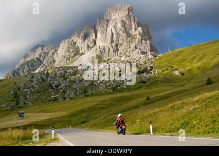Motorradfahrer auf Giau Pass, Dolomiten, Italien. Stockfoto