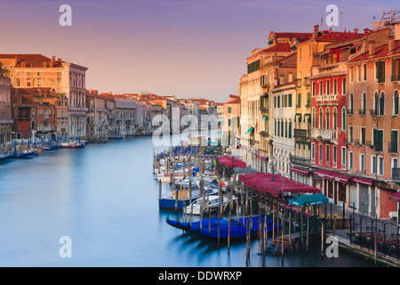 Sonnenaufgang in Venedig von der Rialto-Brücke mit Blick auf den Canal Grande Stockfoto