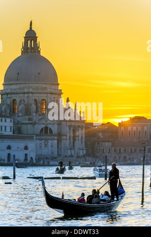 Europa, Italien, Veneto, Venedig, als Weltkulturerbe der UNESCO klassifiziert. Gondel vor unserer lieben Frau von der Salute bei Sonnenuntergang. Stockfoto