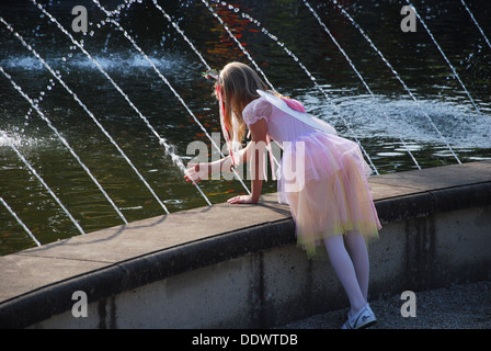 junges Mädchen am Wasser bei 2009 Fantasy Fair Arcen Niederlande Stockfoto