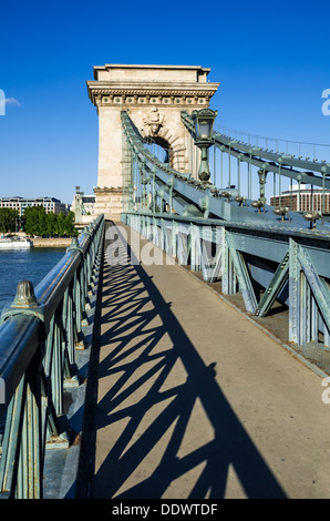 Kettenbrücke und Szechenyi Lánchíd, war die erste permanente Stein-Brücke in Budapest, Ungarn, über Donau Stockfoto