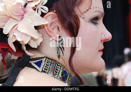 bunte Goth Frau am 2012 Fantasy Fair Arcen Niederlande Stockfoto