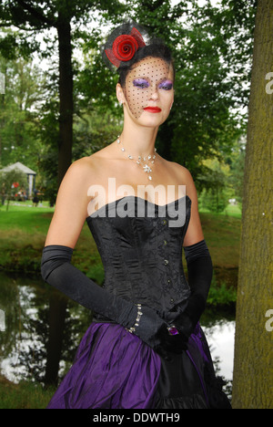 bunte junge Frau am 2012 Fantasy Fair Arcen Niederlande Stockfoto