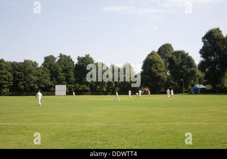 Littlebourne Kent England UK lokalen Dorf Team gegründet 1860 spielen Cricket-Match im Freizeit-club Stockfoto