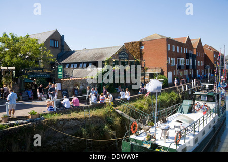 Sandwich Kent England UK Menschenmassen am Fishermans Wharf Restaurant am Fluss Stour in Cinque Hafenstadt Stockfoto