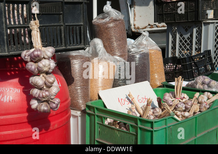 Knoblauch für den Verkauf auf lokalen Farmers Market in Wadowice, Polen. Stockfoto