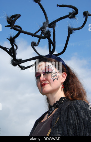 bunte junge Frau am 2012 Fantasy Fair Arcen Niederlande Stockfoto