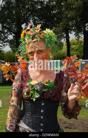 bunte junge Frau am 2012 Fantasy Fair Arcen Niederlande Stockfoto