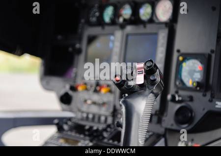 Zyklische Stock in das Cockpit eines Hubschraubers, Eurocopter AS350 Stockfoto