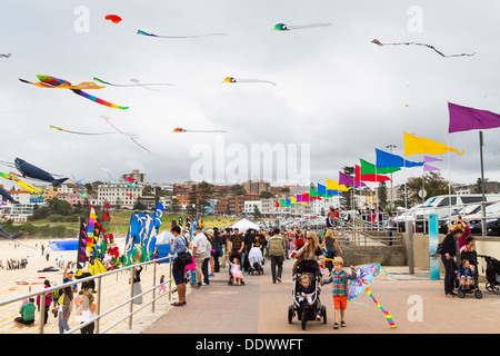 Drachen fliegen auf dem Bondi-Festival der Winde 2013, Sydney Australia Stockfoto