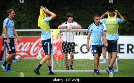 Deutschlands Trainer Joachim Löw (M) besucht eine Trainingseinheit von der deutschen Fußball-Nationalmannschaft in München, Deutschland, 8. September 2013. Deutschland spielt Färöer Inseln für ein WM-Qualifikationsspiel am 10. September. Foto: ANDREAS GEBERT Stockfoto