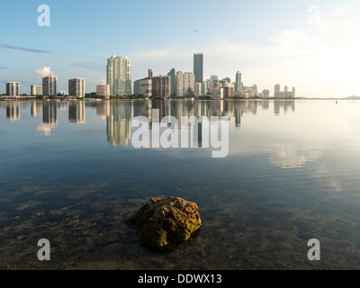 Brickell Ave Gebäude von Rickenbacker Causeway gesehen. Biscayne Bay. Miami. Florida. USA Stockfoto