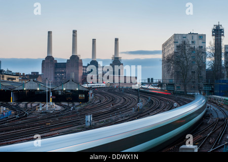 Züge fahren Victoria Station in London Stockfoto