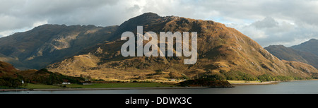 Die Druim Fada Ridge über Camas Ban Bucht auf Loch Hourn, Arnisdale, Hochlandregion, Schottland, UK. Stockfoto