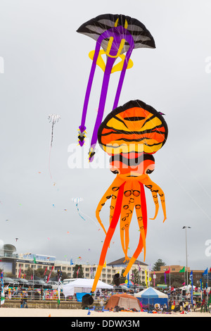 Drachen fliegen auf dem Bondi-Festival der Winde 2013, Sydney Australia Stockfoto