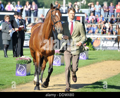 Stamford, UK. 8. September 2013.  William Fox-Pitt (GBR) mit Parklane Hawk tagsüber 5 Burghley Horse Trials von Burghley House in Lincolnshire. Endkontrolle. Stockfoto