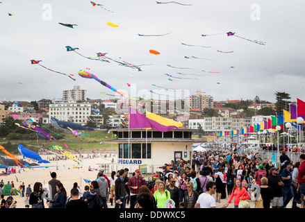 Drachen fliegen über dem Rettungsschwimmer-Turm während der Bondi-Festival der Winde 2013, Sydney Australia Stockfoto