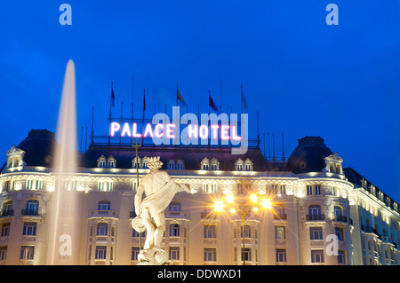 Neptuno Statue und Fassade des Hotel Palace, Nachtansicht. Madrid, Spanien. Stockfoto