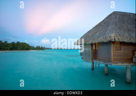 Die Bungalows über dem Wasser. Bora Bora. Französisch-Polynesien Stockfoto