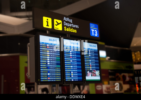 Abfahrtstafel am Flughafen Malaga Stockfoto