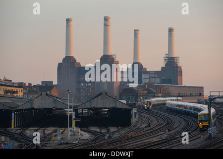 Züge an der Victoria Station mit Battersea Power Station im Hintergrund Stockfoto