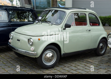 BERLIN - Mai 11: Kleinwagen FIAT 500 R, 26. Oldtimer-Tage Berlin-Brandenburg, 11. Mai 2013 Berlin, Deutschland Stockfoto