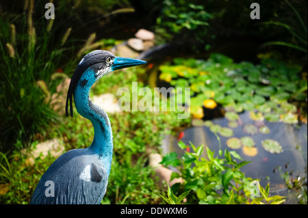 Kunststoff Reiher neben einem Fischteich Karlsruhe Deutschland Stockfoto