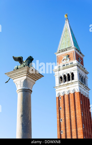 Europa, Italien, Veneto, Venedig, als Weltkulturerbe der UNESCO klassifiziert. Piazza San Marco, den Campanile und der geflügelte Löwe. Stockfoto