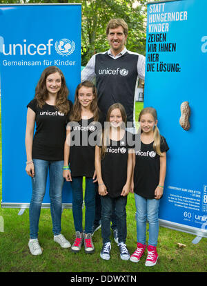 Basketball-Profi Dirk Nowitzki stellt mit der Junior Botschafter der UN Kinderhilfswerk UNICEF Alicia Ackermann (L-R), Angelina Limberger, Rosalie Limberger und Amelie Ackermann während einer Fotosession in Wörth am Main, Deutschland, 8. September 2013. Die NBA-Star wurde UNICEF-Botschafter ernannt. Foto: FRANK RUMPENHORST Stockfoto