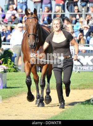 Stamford, UK. 8. September 2013.  Olympia 2012 Team GB Fahrer Kristina Cook mit De Novo Nachrichten tagsüber 5 Burghley Horse Trials von Burghley House in Lincolnshire. Endkontrolle. Julie Badrick/Alamy Live-Nachrichten Stockfoto