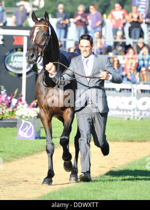 Stamford, UK. 8. September 2013.   Staats-und Regierungschefs Jonathan Paget (NZL) mit Clifton Versprechen tagsüber 5 Burghley Horse Trials von Burghley House in Lincolnshire. Endkontrolle. Julie Badrick/Alamy Live-Nachrichten Stockfoto