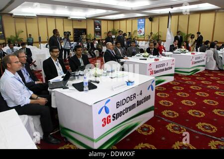 Dhaka, 8 Sep, 2013. Vier Telekommunikationsunternehmen bieten Teams von Grameenphone, Banglalink, Robi und Airtel werden während der 3G Spektrum Auktion an Ruposhi Bangla Hotel in der Hauptstadt Dhaka zu sehen. Vier Telekommunikationsunternehmen des Landes erworben 25 Megahertz (MHz) von Spectrum Sonntag, wenn der lange erwartete Auktion für 3G (dritte Generation) wurde in der Hauptstadt statt. In der ersten Phase der Auktion, Marktführer Grameenphone erworben 10 Megahertz (MHz) des Spektrums zum Preis von $ 210 Millionen. In der zweiten Phase, Banglalink, Robi und Airtel jedes erfasste 5 MHz des Frequenzspektrums. Stockfoto