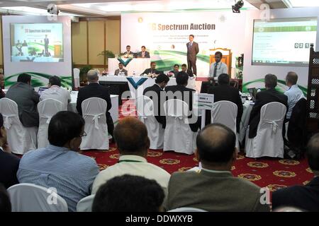 Dhaka, 8 Sep, 2013. Vier Telekommunikationsunternehmen bieten Teams von Grameenphone, Banglalink, Robi und Airtel werden während der 3G Spektrum Auktion an Ruposhi Bangla Hotel in der Hauptstadt Dhaka zu sehen. Vier Telekommunikationsunternehmen des Landes erworben 25 Megahertz (MHz) von Spectrum Sonntag, wenn der lange erwartete Auktion für 3G (dritte Generation) wurde in der Hauptstadt statt. In der ersten Phase der Auktion, Marktführer Grameenphone erworben 10 Megahertz (MHz) des Spektrums zum Preis von $ 210 Millionen. In der zweiten Phase, Banglalink, Robi und Airtel jedes erfasste 5 MHz des Frequenzspektrums. Stockfoto