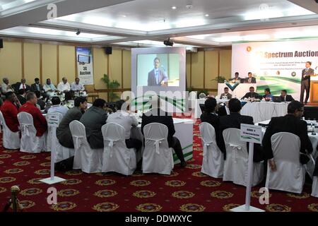 Dhaka, 8 Sep, 2013. Vier Telekommunikationsunternehmen bieten Teams von Grameenphone, Banglalink, Robi und Airtel werden während der 3G Spektrum Auktion an Ruposhi Bangla Hotel in der Hauptstadt Dhaka zu sehen. Vier Telekommunikationsunternehmen des Landes erworben 25 Megahertz (MHz) von Spectrum Sonntag, wenn der lange erwartete Auktion für 3G (dritte Generation) wurde in der Hauptstadt statt. In der ersten Phase der Auktion, Marktführer Grameenphone erworben 10 Megahertz (MHz) des Spektrums zum Preis von $ 210 Millionen. In der zweiten Phase, Banglalink, Robi und Airtel jedes erfasste 5 MHz des Frequenzspektrums. Stockfoto